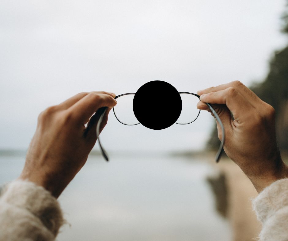 Vue sur des lunettes avec un point noir au milieu